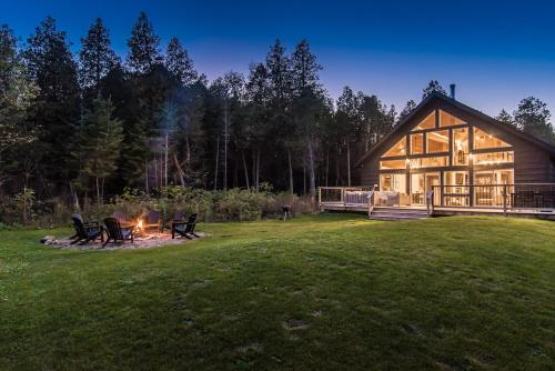 Tobermory Casa | Luxury Tobermory Retreat Modern Home Hot Tub