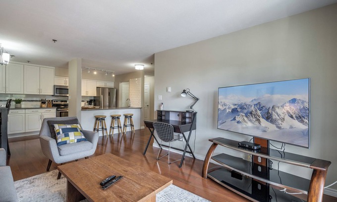 Abbotsford Apartamento | Luxury Top Floor 2 Bedroom Condo