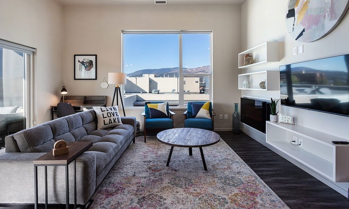 Kelowna Central Business District Condominio | Luxury Top Floor 2 bdrm Condo in Downtown Kelowna
