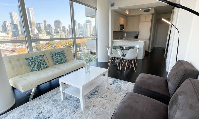 South Hill Condominio | Luxury Toronto 3 bed 2 bath condo by 8 Subways! Yorkville/Annex