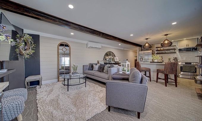 Blairsville Condominio | Luxury Town Square Condo king Bed & W/D