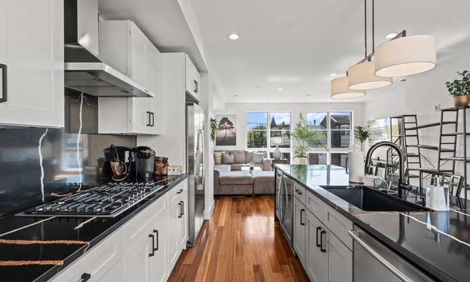 West Poplar Casa | Luxury Townhome 2 Car Garage and Decks 2 Billiards Room