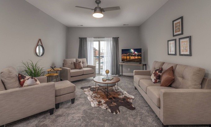 Moline Casa | Luxury Townhome - 3BR, 2BA - Downtown Moline