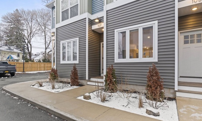 Rochester Casa | Luxury Townhome | 5 Mins-Roc Airport | WiFi