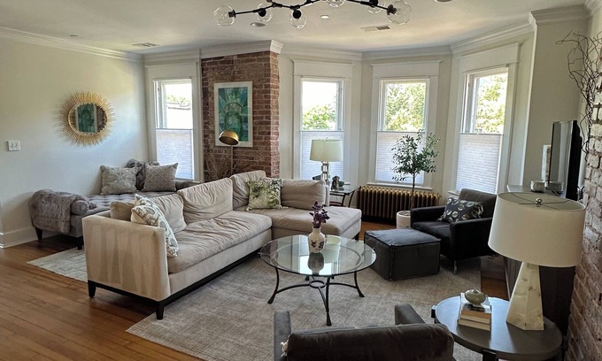 Old Town West Casa | Luxury townhome in Old town 2 blocks to King Street