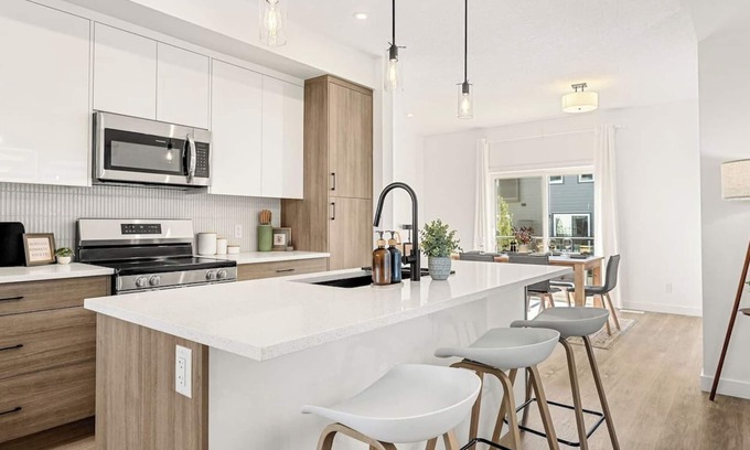 Springbank Hill Casa | Luxury Townhome King Bed Near WinSport & Aspen