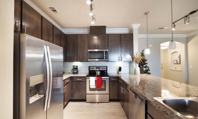 McNeil Condominio | Luxury Townhome Pool North Austin Evonify