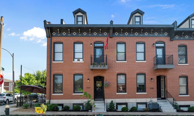 Benton Park Casa | Luxury Townhome with classic design and Smart Gym