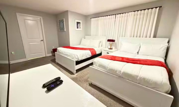 Kissimmee Complejo | Luxury Townhouse at Storey Lake Resort - 10 Min to Disney with Pool & Spa