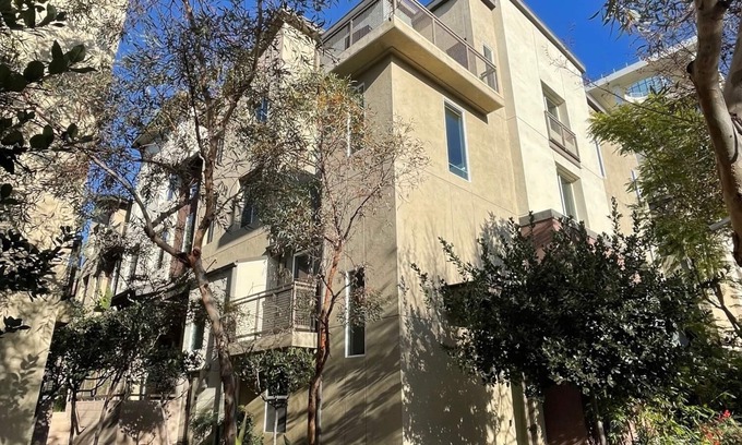 Irvine Business Complex Casa | LUXURY TOWNHOUSE WITH LOFT & PRIME VIEW