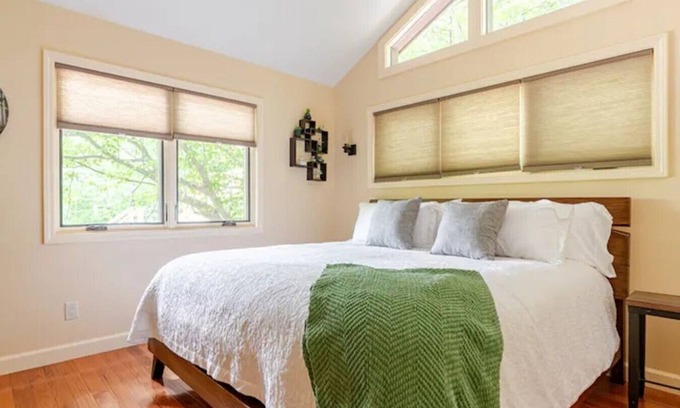 Marshall Cabina | Luxury Treehouse - Crows Nest - Near Asheville Pet Friendly