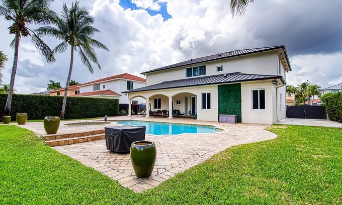 Miami Lakes Casa | Luxury Tropical Living - 4BR w Backyard Pool Oasis