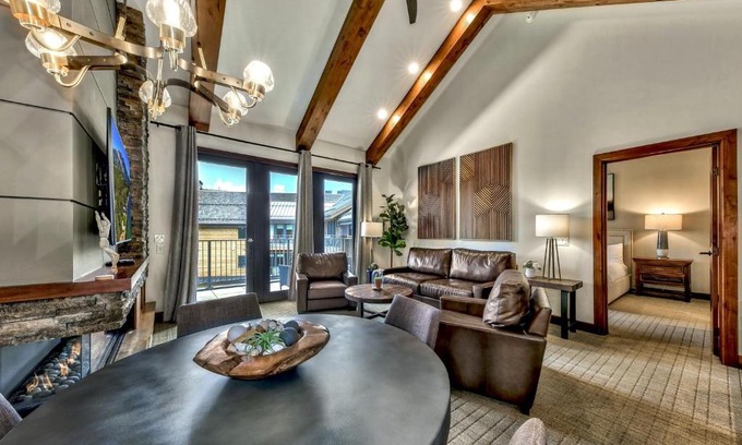 Lakeside Park Apartamento | Luxury Two Bedroom Residence steps from Heavenly Village condo