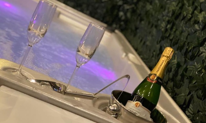 Broad Green Apartamento | Luxury Urban Hideaway with private hot tub