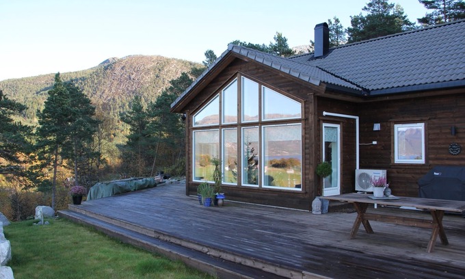 Kvinnherad Casa | Luxury vacation home in Norway on the fjord, incl. 9.9 hp motorboat, 4 bedrooms!
