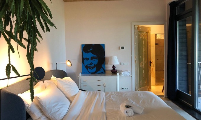 Lioessens Apartamento | Luxury vacation studio near the Wadden Sea with private sauna.