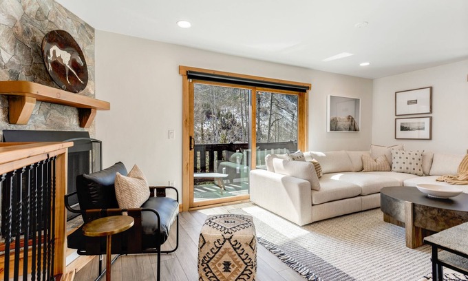 Vail Casa | Luxury Vail 3bd/2ba w/ Hot Tub!