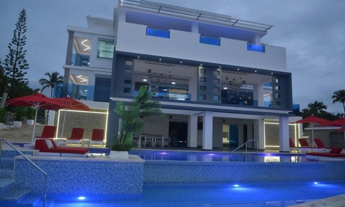 Los Maestros Villa | Villa de lujo * 12 habitaciones, capacidad para 23 personas, confort, piscina y relax. 10 minutos del aeropuerto y la playa.