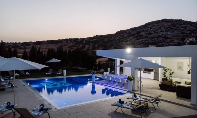 Peyia Town Villa | Villa de lujo 5 estrellas 7 hab Villa privada: jacuzzi, vistas al mar, piscina, jardines