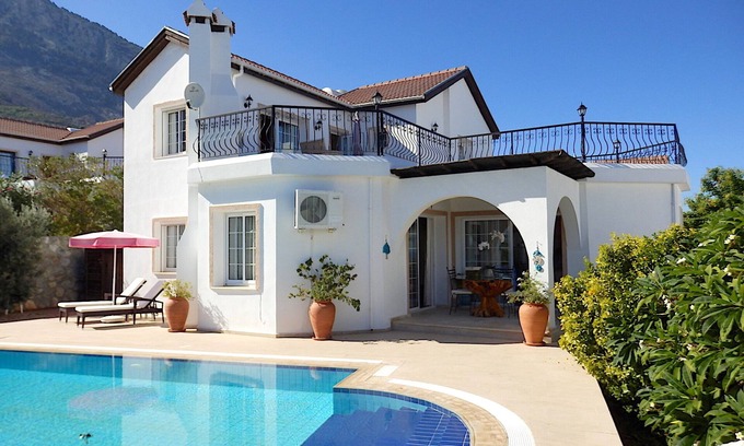 Kyrenia District Villa | Villa de lujo y piscina privada con espectacular fondo de montaña y vistas al mar.