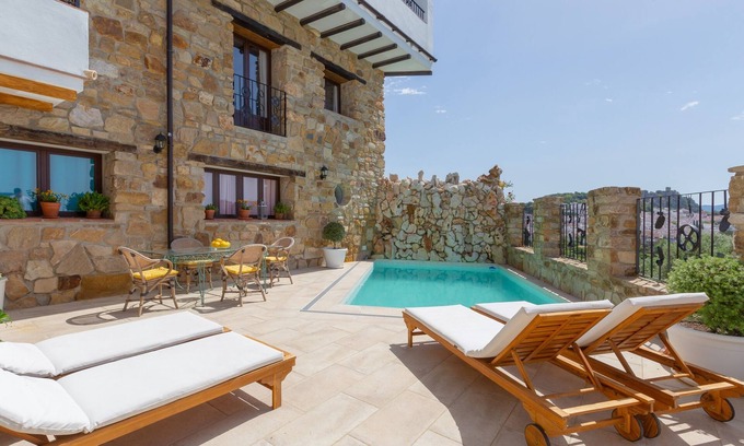 Gaucín Casa | Villa de lujo Casa el Impero con piscina, terraza, exclusivas vistas a las montañas y WiFi