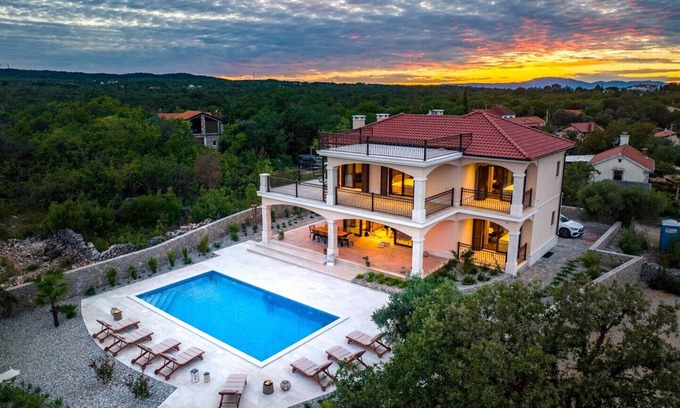 Dobrinj Villa | Villa de lujo en alquiler en Glabrova con piscina y zona de bienestar cerca del mar en la isla de Krk