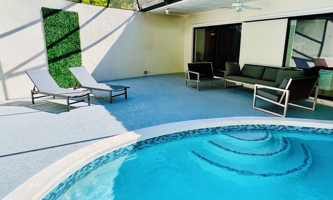 Cutler Bay Casa | Luxury Villa/Heated Salt Pool/Pool Table/Blackout Blinds/Sleeps 14