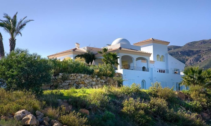 La Parata Villa | Villa de lujo con piscina, jardines espectaculares vistas al mar y a la montaña.