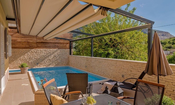 Zrnovnica Villa | Villa de lujo LeLu con piscina de agua salada climatizada, estacionamiento, internet de alta velocidad, barbacoa...