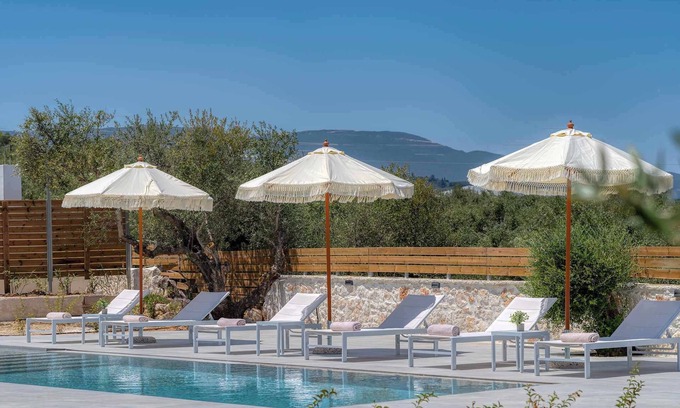 Tragaki Villa | Luxury villa located in a quiet place just 5min away from the Beach & Center