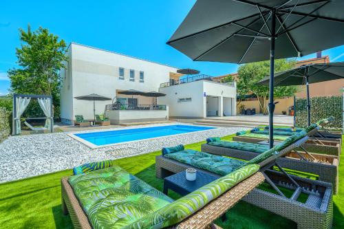 Dicmo Villa | Luxury Villa Nikoma with heated pool and whirlpool