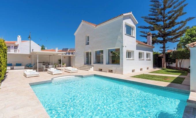 Guadalmar Villa | Villa de lujo "Ohana 2" con piscina, Wi-Fi, terraza y jardín