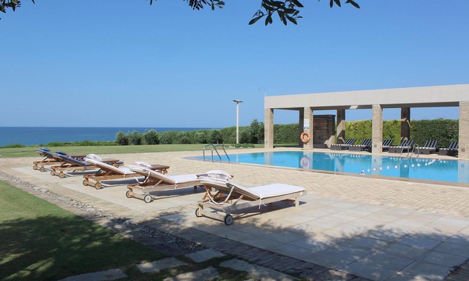 Kastrosikia Villa | Villa de lujo en la playa de arena, un hermoso jardín, piscina privada y sala de juegos