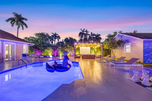 Golden Glades Casa | Luxury Villa Serena Heated Pool 15 min to Beach