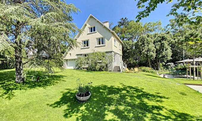 Jullouville-les-Pins Casa | Villa vintage, 80m de la playa, cerca del centro, con jardín, BBQ, terraza y parking