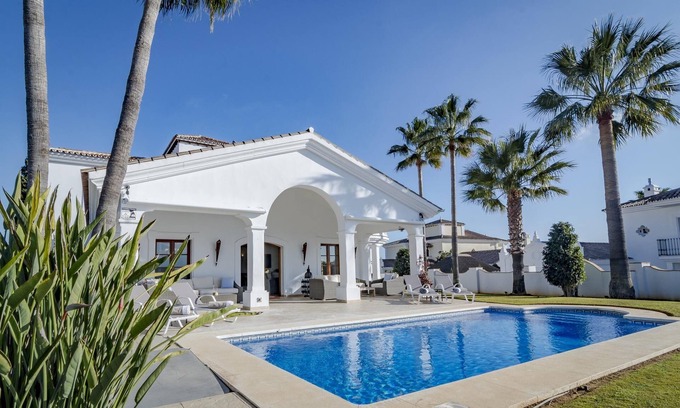 Benahavis Villa | Villa de lujo con impresionantes vistas de la montaña y el océano hacia el suroeste con piscina climatizada
