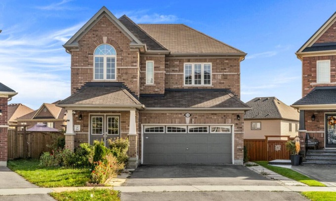Durham Region Apartamento | Luxury Villa w/Hot Tub, 2 Fireplaces & Pool Table