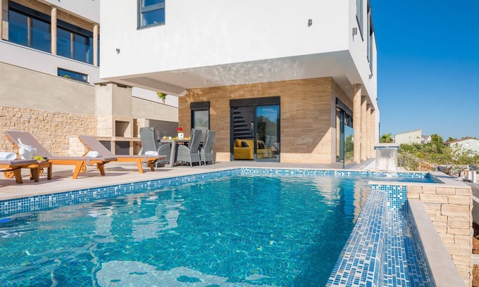 Businci Villa | Luxury Villa White Pearl with Pool