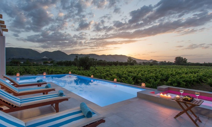Agia Marina Villa | Villa de lujo con piscina privada, pista de tenis y viñedos | Villa Elissavet
