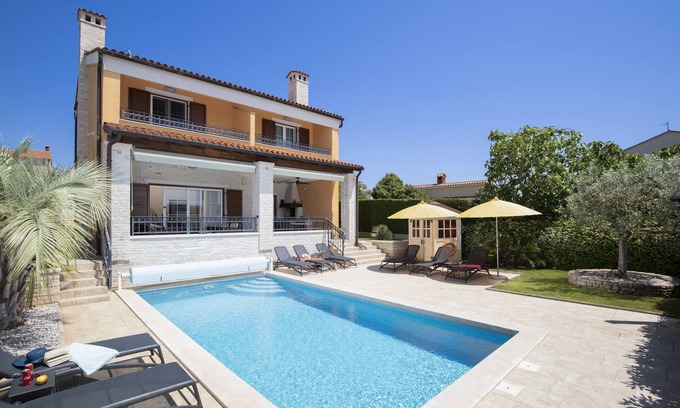 Pomer Casa | Villa de lujo con piscina climatizada junto al mar en una zona tranquila.