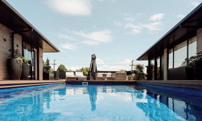 Rotorua Casa | Luxury Villa With Heated Pool, Spa, Suana, Air-con, & 100m From Redwoods Forest