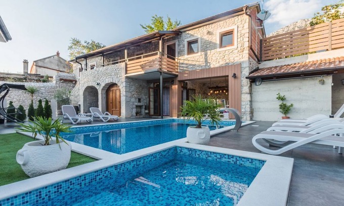 Tribalj Villa | Lujosa villa de piedra con piscina climatizada, piscina infantil y patio en el campo.