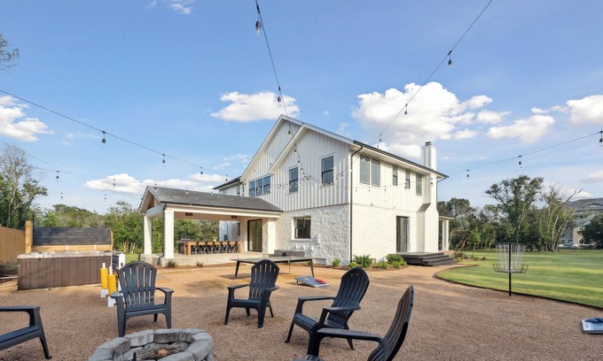 Boerne Villa | Luxury Villa with Huge Kitchen/ Hot Tub/ Barrel Sauna