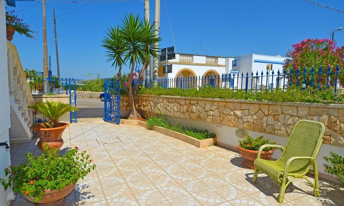 Marina San Gregorio Villa | Villa de lujo con gran terraza y jardín con vistas al mar.