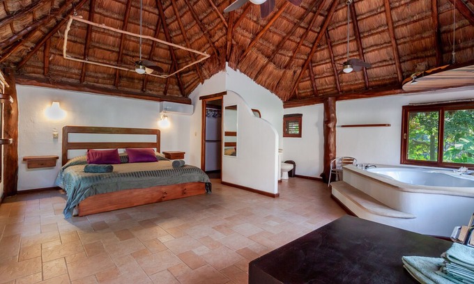 Ejidal Villa | Luxury Villa With Pool and Jacuzzi