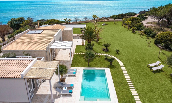 Santa Maria del Focallo Villa | Villa de lujo con piscina, primera línea de playa, Porto Ulisse
