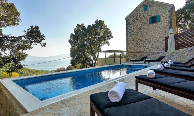 Zaostrog Villa | Villa de lujo con piscina privada. Vista al mar, espacio para 8 personas.