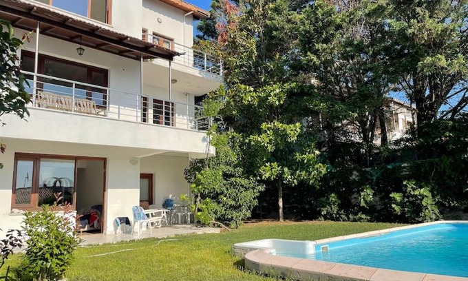 Beylikduzu Apartamento | Luxury Villa with Private Pool and Garden