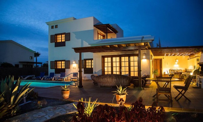 Montana Roja Villa | Villa de lujo con piscina privada climatizada, WiFi y maravilloso mar ya la montaña