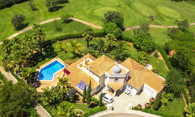 Estombar Villa | Villa de lujo con piscina privada y hermosos jardines en Gramacho Golf,